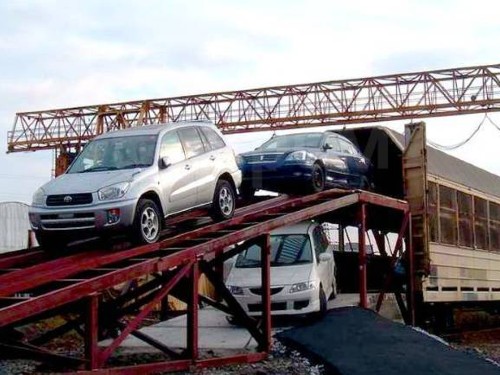 Перевозка машины по железной дороге.